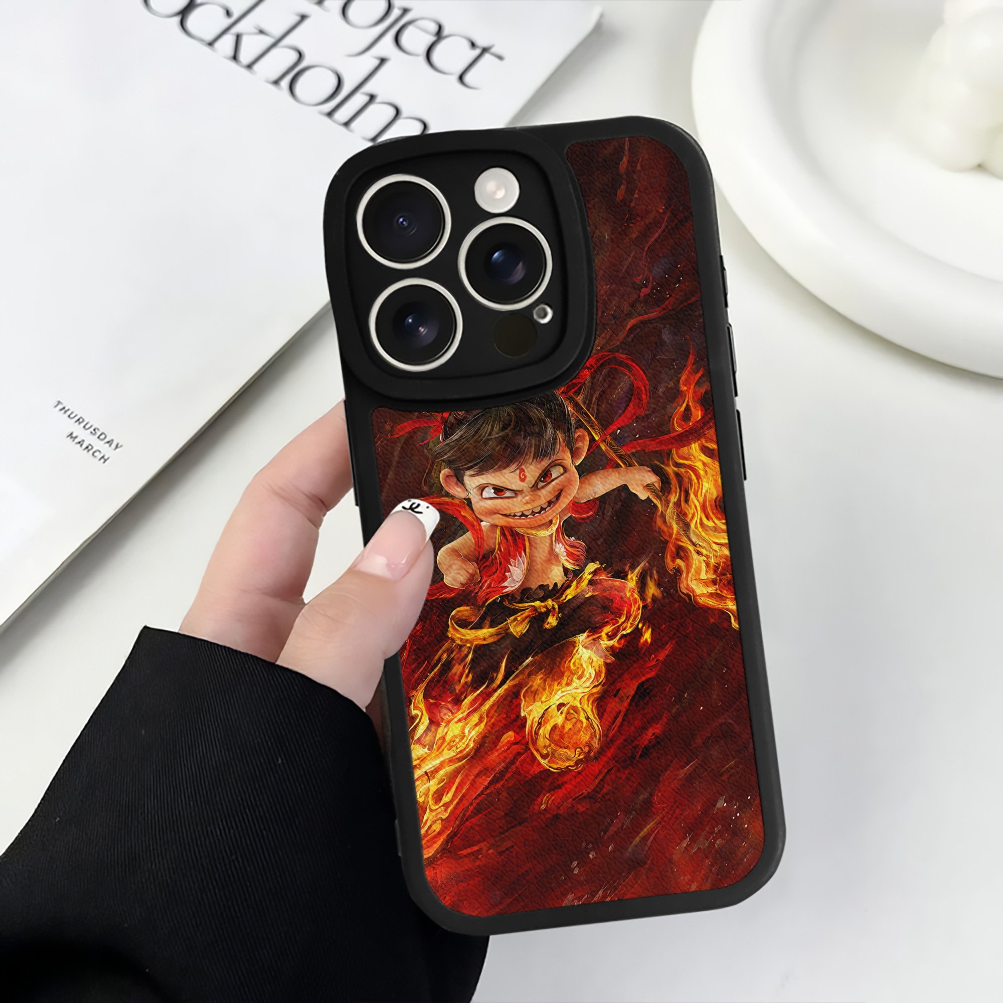 （画像用） Ne Zha 2 ナタ 魔童の大暴れ 【iPhone 16シリーズ対応】シリコンスマホケース（レザー調） 材質：シリコン
